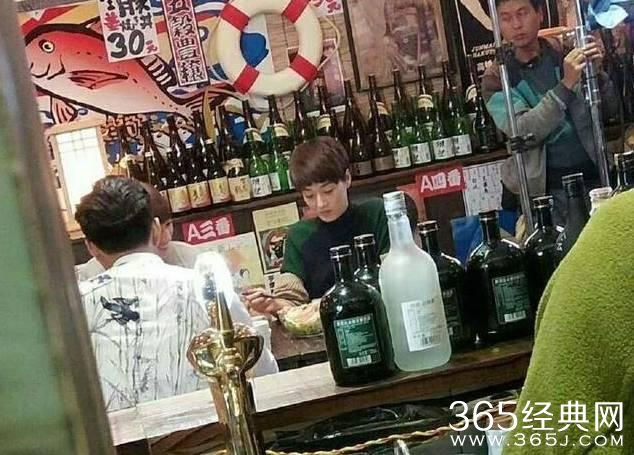 靳东陈道明拍戏被偷拍，喝下午茶被偷拍，关键是被偷拍都太有型