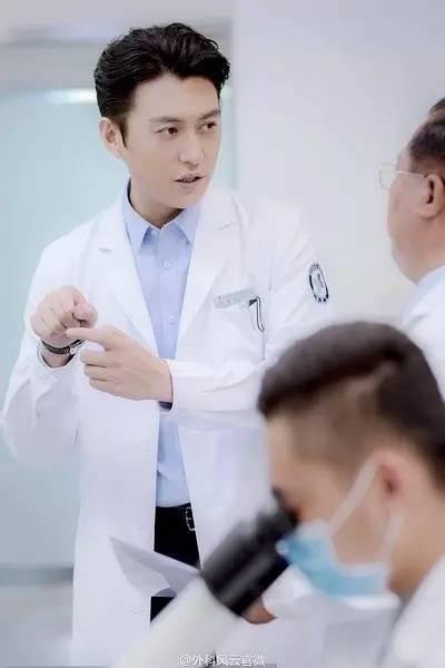 靳东陈道明拍戏被偷拍，喝下午茶被偷拍，关键是被偷拍都太有型