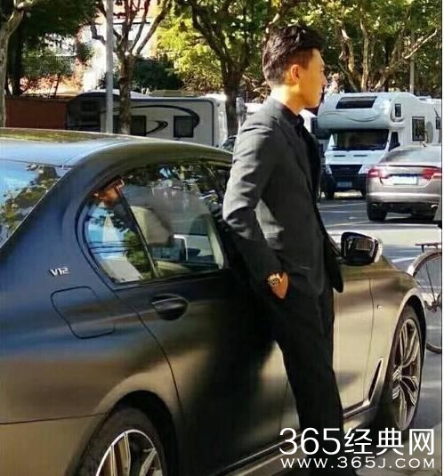 靳东陈道明拍戏被偷拍，喝下午茶被偷拍，关键是被偷拍都太有型