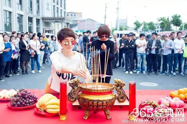 靳东陈道明拍戏被偷拍，喝下午茶被偷拍，关键是被偷拍都太有型