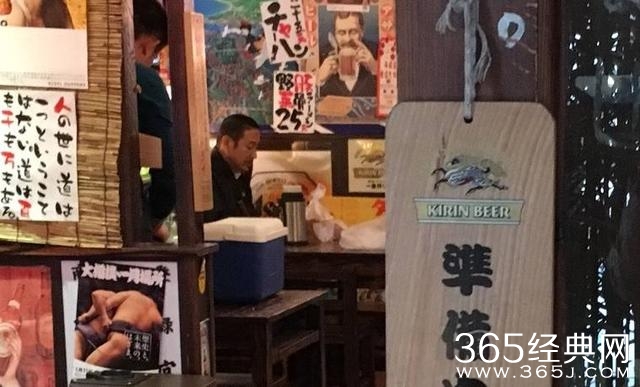 靳东陈道明拍戏被偷拍，喝下午茶被偷拍，关键是被偷拍都太有型