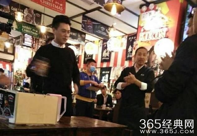 靳东陈道明拍戏被偷拍，喝下午茶被偷拍，关键是被偷拍都太有型