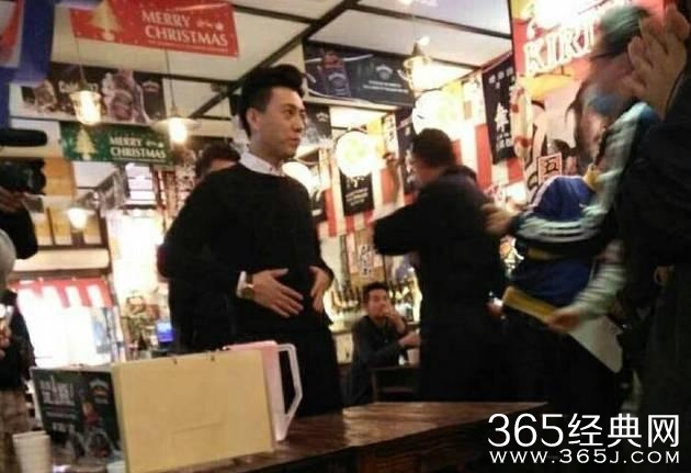 靳东陈道明拍戏被偷拍，喝下午茶被偷拍，关键是被偷拍都太有型