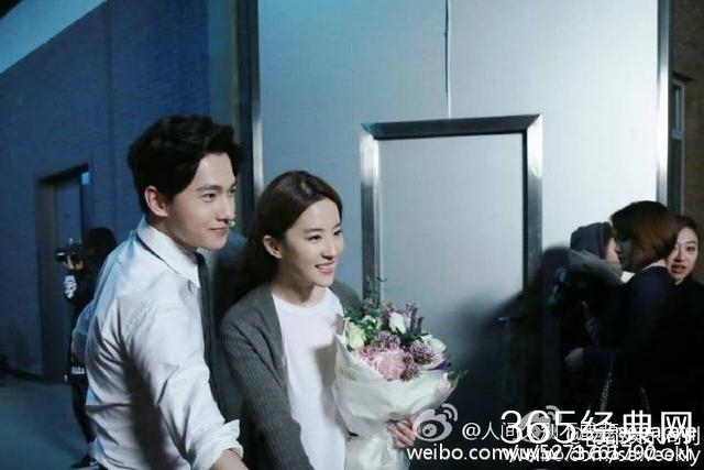 刘亦菲杨洋的盛世美颜遭网友评论：已然忘记微微吃过的狗粮