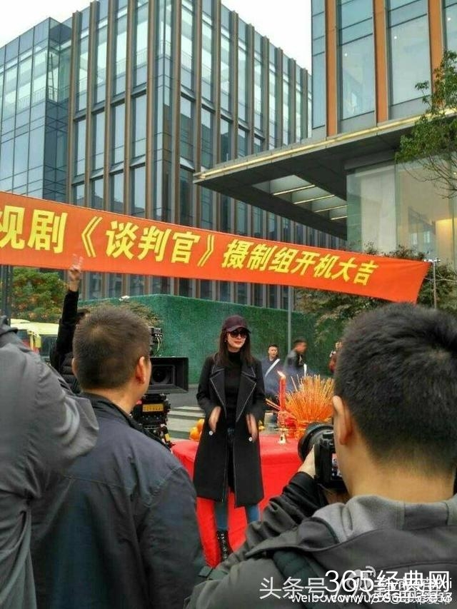谈判官开机 杨幂低调进组 帽子墨镜全副武装面对媒体微笑