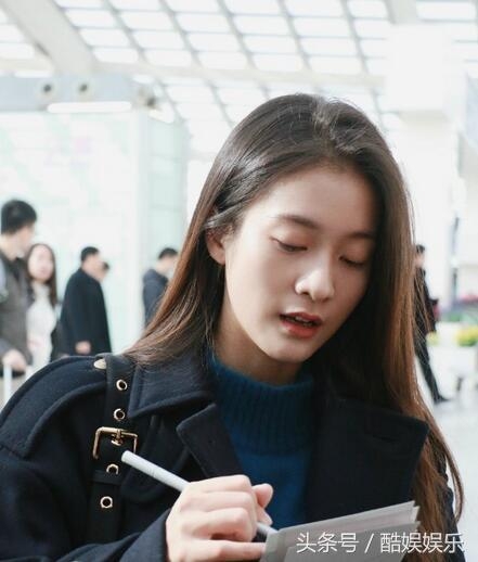 张雪迎低调现身机场 纯素颜出镜成功逆袭四千年美女