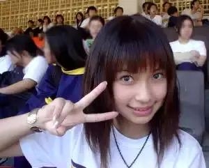 baby挺大肚素颜现身，脸看似回到整容前  网友：现原形了