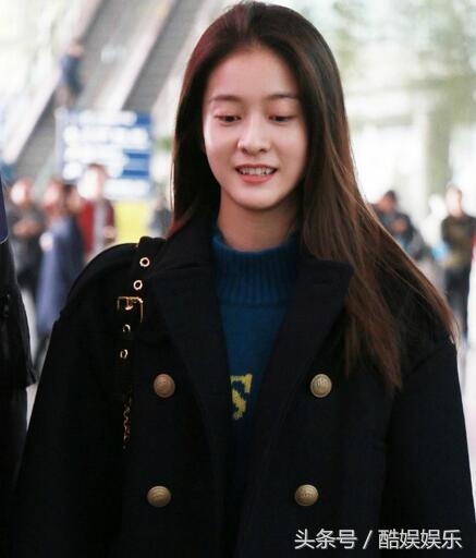 张雪迎低调现身机场 纯素颜出镜成功逆袭四千年美女