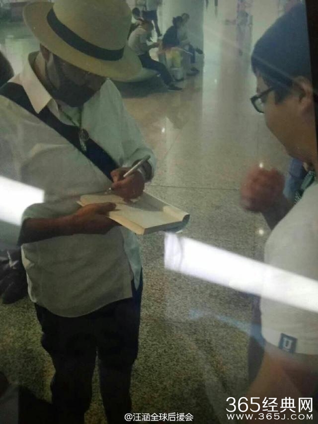 明星过安检的样子~据说鹿晗杨洋张艺兴最有礼貌了！