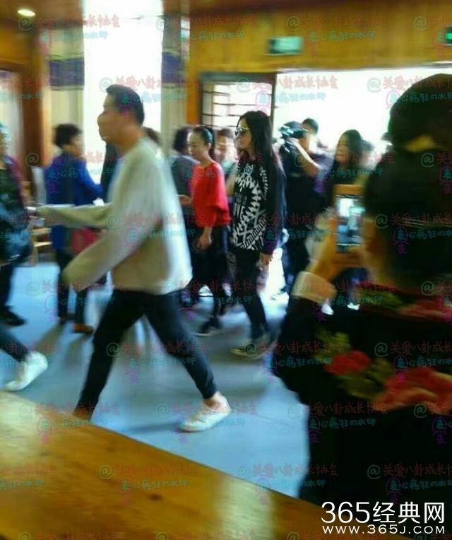 赵薇贵州出席活动大牌依旧 大票保镖开路众人围拍以手挡脸