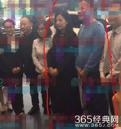 赵薇不仅自己身家丰厚 把哥哥赵健也变成了土豪 全家福近照曝光