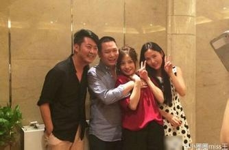 赵薇不仅自己身家丰厚 把哥哥赵健也变成了土豪 全家福近照曝光