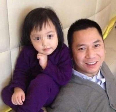 赵薇不仅自己身家丰厚 把哥哥赵健也变成了土豪 全家福近照曝光