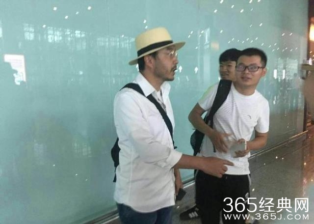 明星过安检的样子~据说鹿晗杨洋张艺兴最有礼貌了！