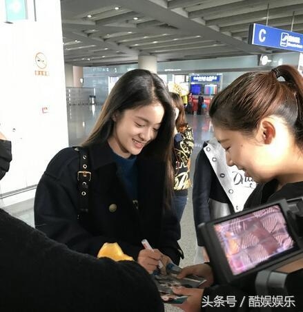 张雪迎低调现身机场 纯素颜出镜成功逆袭四千年美女