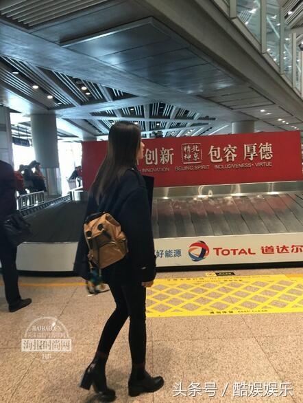 张雪迎低调现身机场 纯素颜出镜成功逆袭四千年美女