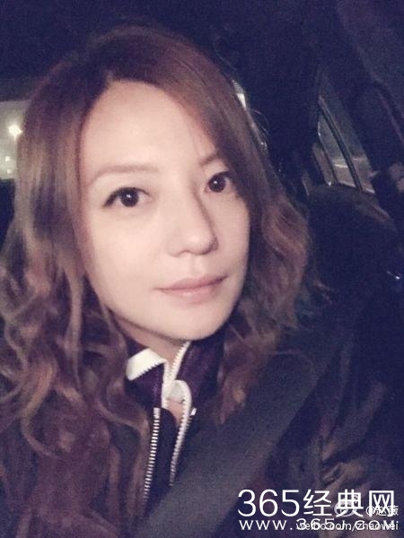 赵薇不仅自己身家丰厚 把哥哥赵健也变成了土豪 全家福近照曝光