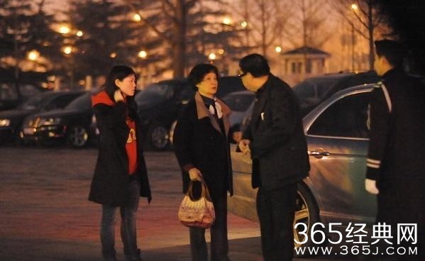 赵薇不仅自己身家丰厚 把哥哥赵健也变成了土豪 全家福近照曝光