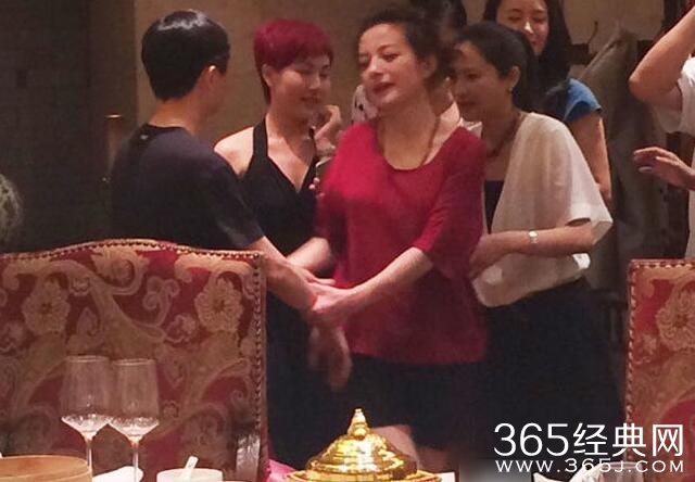 赵薇不仅自己身家丰厚 把哥哥赵健也变成了土豪 全家福近照曝光