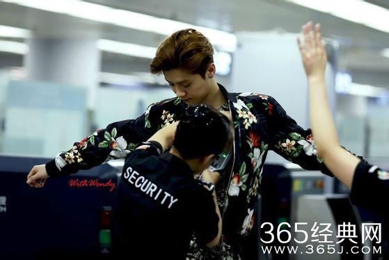 明星过安检的样子~据说鹿晗杨洋张艺兴最有礼貌了！