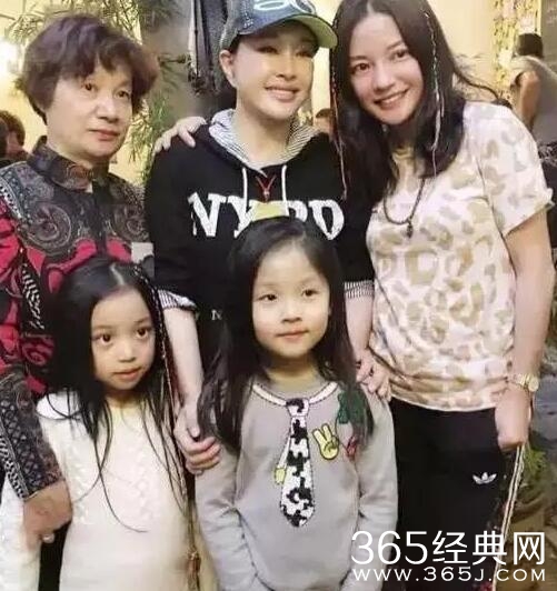 赵薇不仅自己身家丰厚 把哥哥赵健也变成了土豪 全家福近照曝光