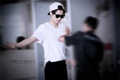 明星过安检的样子~据说鹿晗杨洋张艺兴最有礼貌了！