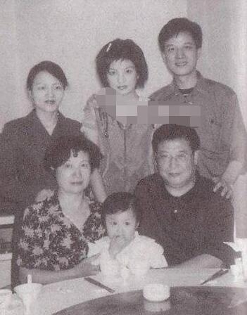 赵薇不仅自己身家丰厚 把哥哥赵健也变成了土豪 全家福近照曝光