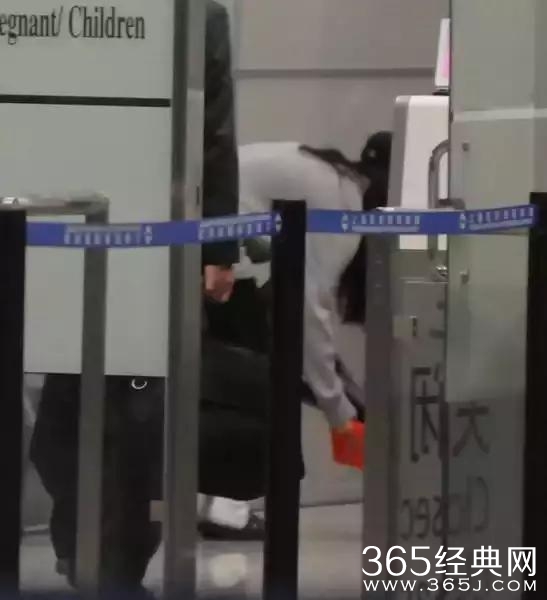 明星过安检的样子~据说鹿晗杨洋张艺兴最有礼貌了！