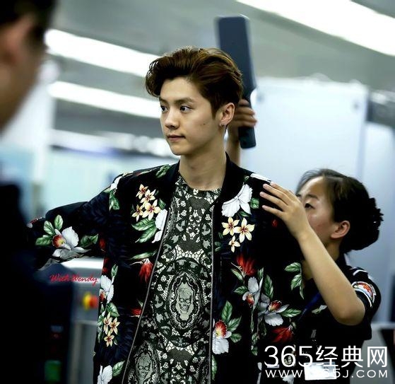 明星过安检的样子~据说鹿晗杨洋张艺兴最有礼貌了！