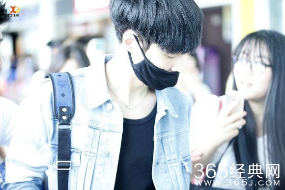 明星过安检的样子~据说鹿晗杨洋张艺兴最有礼貌了！