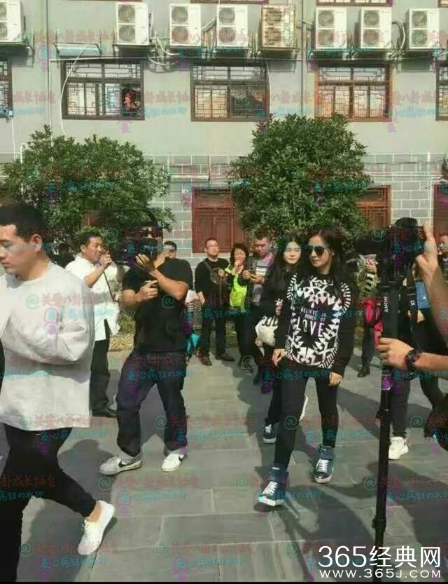 赵薇贵州出席活动大牌依旧 大票保镖开路众人围拍以手挡脸