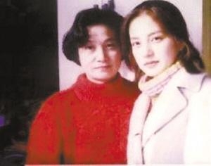 赵薇不仅自己身家丰厚 把哥哥赵健也变成了土豪 全家福近照曝光