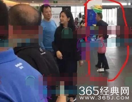 赵薇不仅自己身家丰厚 把哥哥赵健也变成了土豪 全家福近照曝光