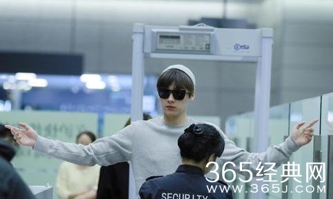 明星过安检的样子~据说鹿晗杨洋张艺兴最有礼貌了！