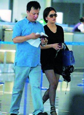 赵薇不仅自己身家丰厚 把哥哥赵健也变成了土豪 全家福近照曝光