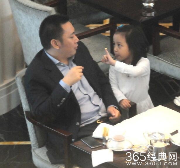 赵薇不仅自己身家丰厚 把哥哥赵健也变成了土豪 全家福近照曝光