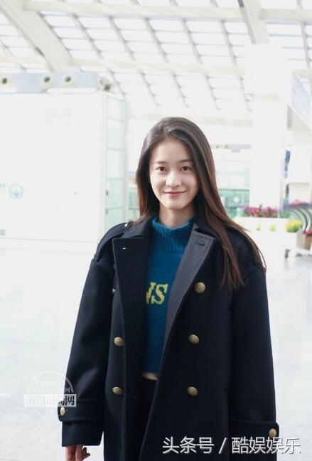 张雪迎低调现身机场 纯素颜出镜成功逆袭四千年美女