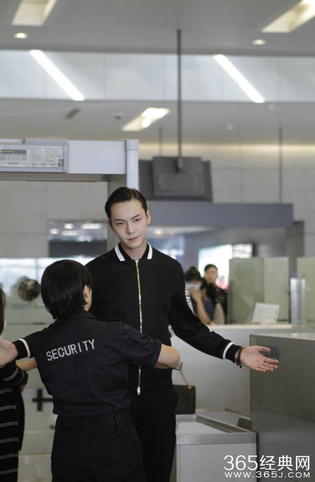 明星过安检的样子~据说鹿晗杨洋张艺兴最有礼貌了！