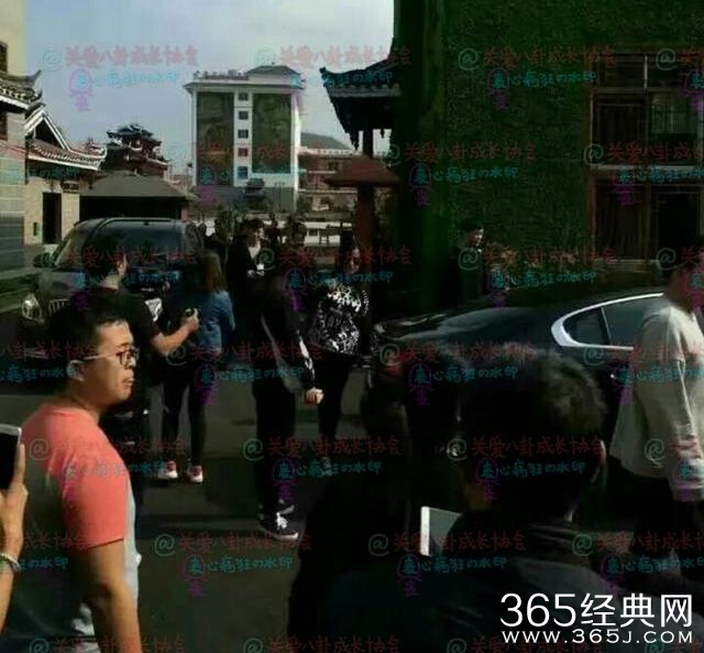 赵薇贵州出席活动大牌依旧 大票保镖开路众人围拍以手挡脸