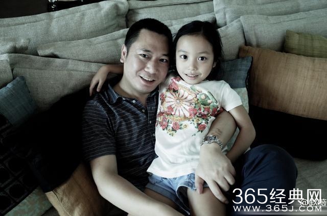 赵薇不仅自己身家丰厚 把哥哥赵健也变成了土豪 全家福近照曝光