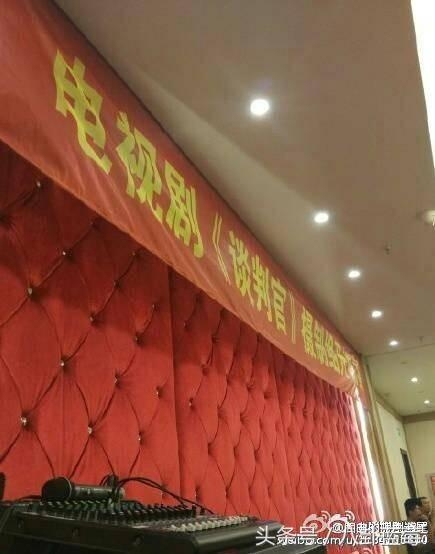 谈判官开机 杨幂低调进组 帽子墨镜全副武装面对媒体微笑
