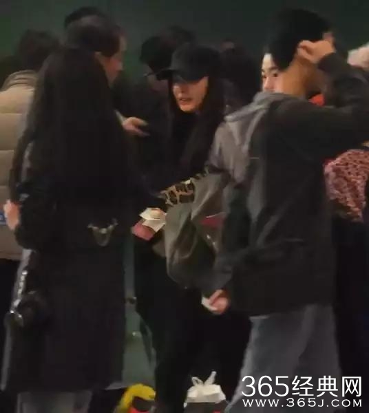 明星过安检的样子~据说鹿晗杨洋张艺兴最有礼貌了！