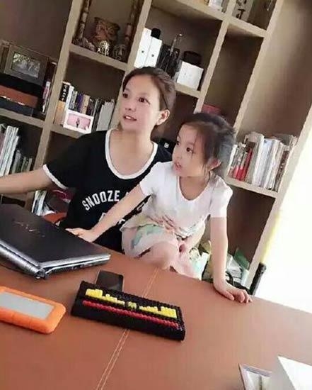 赵薇不仅自己身家丰厚 把哥哥赵健也变成了土豪 全家福近照曝光