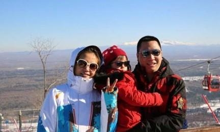 赵薇不仅自己身家丰厚 把哥哥赵健也变成了土豪 全家福近照曝光