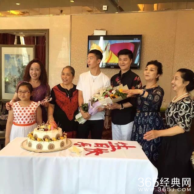 范冰冰爸爸才是真正的高富帅 妈妈强势漂亮超会挣钱 全家福曝光