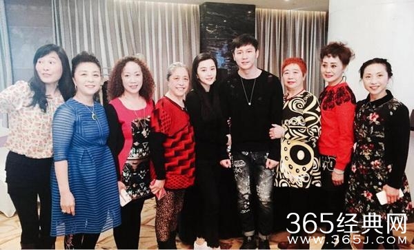 范冰冰爸爸才是真正的高富帅 妈妈强势漂亮超会挣钱 全家福曝光