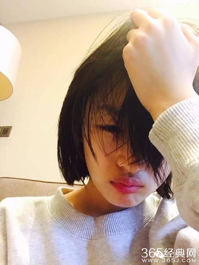 周冬雨嘟嘴抓头发！刘亦菲五官挤在一起！越好看的人越喜欢发丑照
