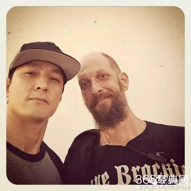 周冬雨嘟嘴抓头发！刘亦菲五官挤在一起！越好看的人越喜欢发丑照