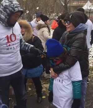 王菲带小女儿好有爱，说王菲只顾谈恋爱的被打脸了