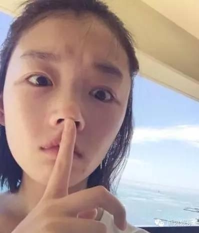 周冬雨嘟嘴抓头发！刘亦菲五官挤在一起！越好看的人越喜欢发丑照